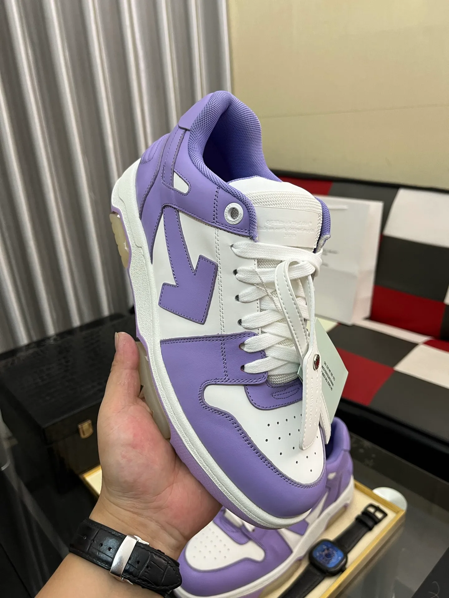 Men's shoes 💰600⌚️⌚️ OFF-White C/O VirGil Abloh fashionable and versatile casual shoes. Exclusive first release of the new model. Made of environmentally friendly cowhide leather and mesh fabric upper material. The insole is embedded with foam cushioning EVA material. The correct midsole is equipped with EVA lightweight cushioning. External tooth nail rubber outsole. The correct accessories can be customized simultaneously. Women's model: 35-40 Men's model: 39-45